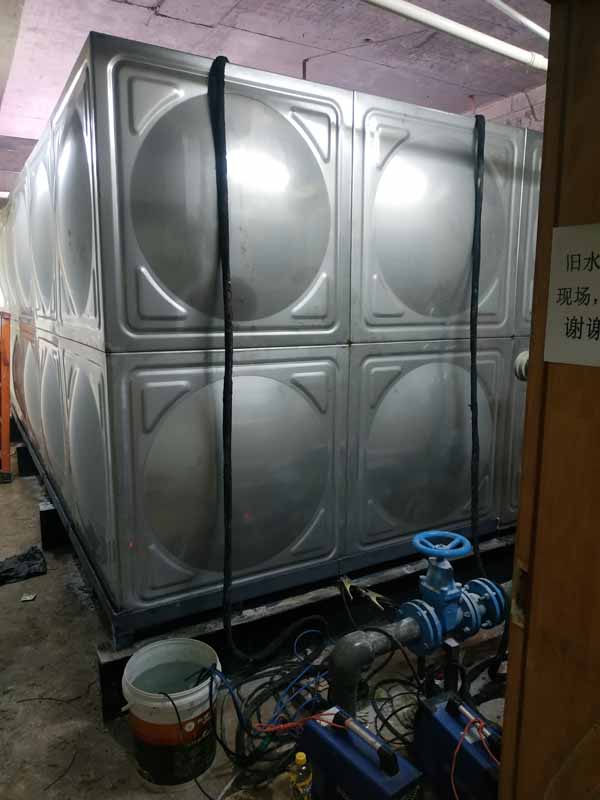 貴州日?qǐng)?bào)30T玻璃鋼水箱撤除，并安裝304不銹鋼水箱