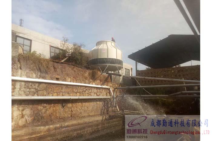云南昭通GL-225T冷卻塔安裝現(xiàn)場(chǎng)，訂購(gòu)單位：云南昭通昆華化工有限公司，地址：云南省昭通市魯?shù)榭h茨院鄉(xiāng)昆華化工廠
