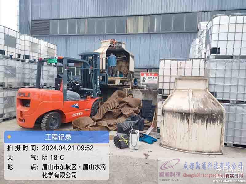 山冷卻塔維修,眉山150T圓形冷卻塔填料更換維修現場