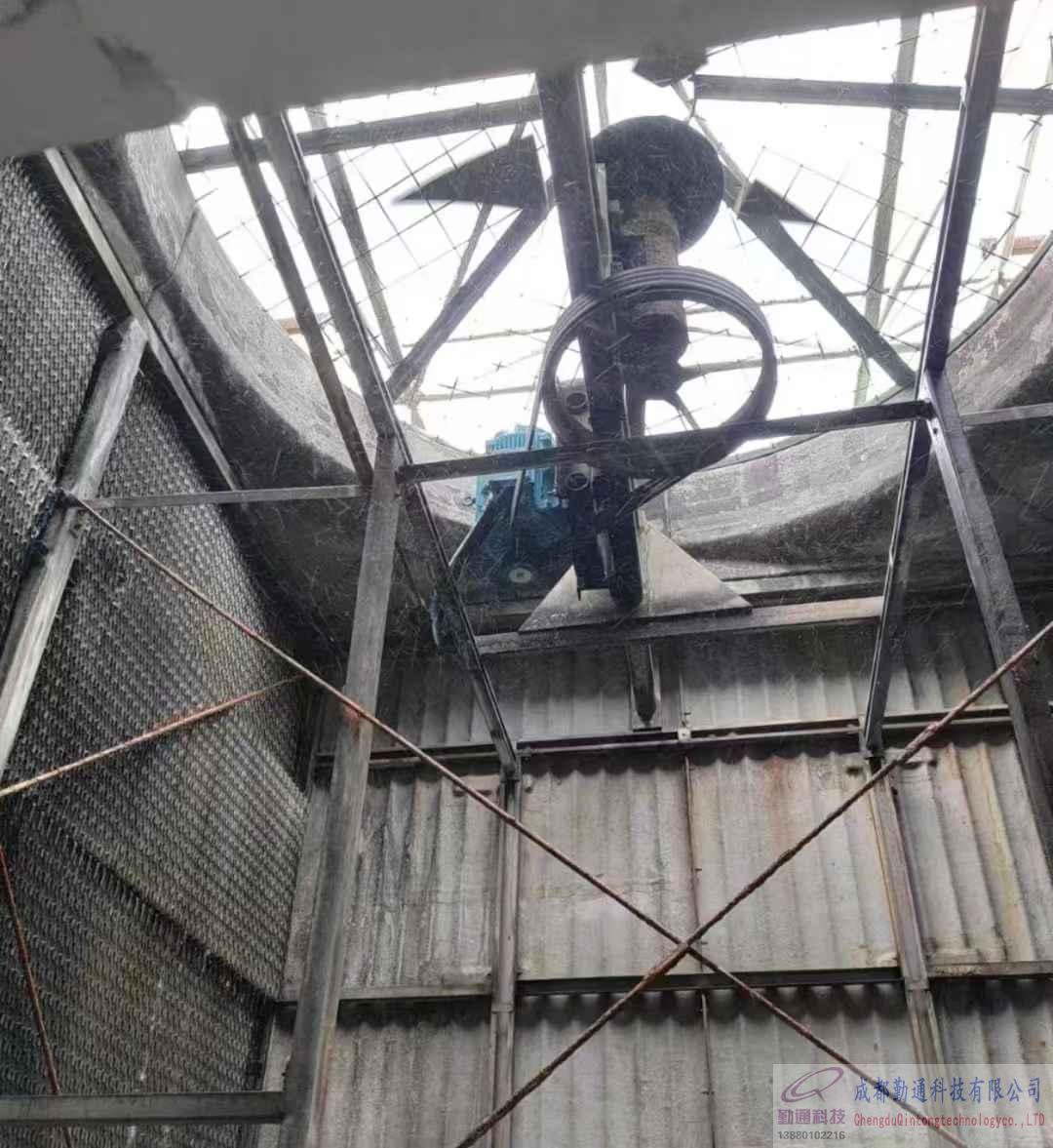 玻璃鋼冷卻塔減速機更換維修現場,玻璃鋼<a href=http://www.cn3159.com target='_blank'>冷卻塔維修</a>