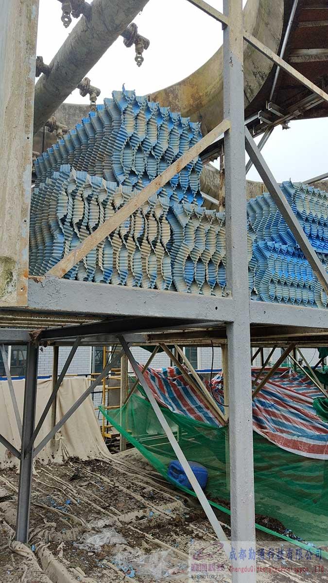 四川成都新津1200T方形逆流冷卻塔維修現場